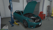 El Schafter V12 del servicio del taller en el DLC GTA Online: Los Santos Tuners.