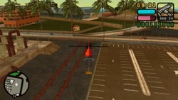 Vic camino a robar el primer contenedor.