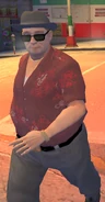 Un obeso con camisa roja.