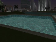 La piscina izquierda.