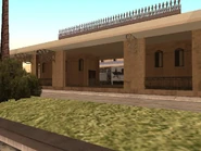 La Yellow Bell Station con un Tren llegando.