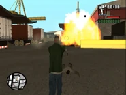 Un Forklift explotando junto a varios hombres.