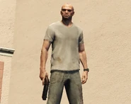 Trevor con un lanzagranadas compacto.