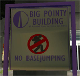 "No Basejumping", a la izquierda de la entrada al Big Pointy Building.