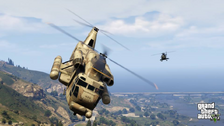 El Cargobob en Grand Theft Auto V mientras es perseguido por un Buzzard.