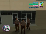 Tommy y Lance Vance vestidos como policías en Tierra de polis