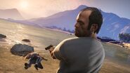 Otra imagen de Trevor con una Pistola, en GTA V.