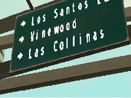 Cartel en la autopista en donde dice Las Collinas.