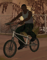 CJ en una BMX