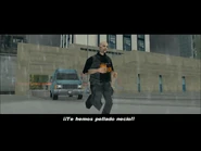 ...uno de los hombres bomba baja, se acerca...