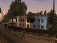 Otra de las grandes mansiones, con bastante árboles cubriéndola.