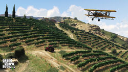 Imagen promocional del juego mostrando una Duster fumigando las viñas.