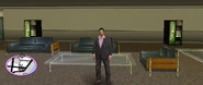 Tommy Vercetti en frente de 2 expendedoras de Sprunk en un edificio del centro de la ciudad.