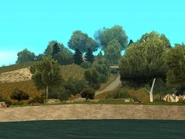 Estanque con personas descansando Verdant Bluffs .