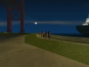 Bastante gente caminando en el malecón que recorre el lado este de San Fierro.