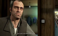 Trevor siendo advertido por la mujer.