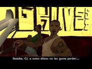 César hablando con Carl mientras Kendl los mira.