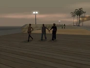 Una pareja de novios pasando por Las Colinas.