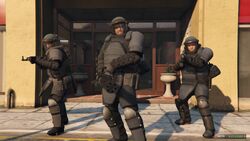 Trevor con una minigún en el golpe de paleto.