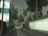 La pared de una mansión blanca.