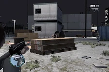 Niko Bellic asesinando a los guardias de afuera.