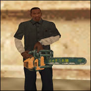 Carl Johnson con una motosierra en GTA: SA