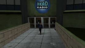 Jane Hopper saliendo de la estación de radio.