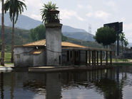 Una casa abandonada junto al lago.