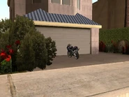 Una FCR-900, una moto bastante lujosa, en un barrio lujoso.