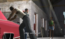 Kendl llega molesta por los insultos.