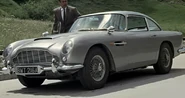 James Bond y su Aston Martin DB5.