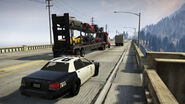 Un Stanier policial en la imagen de la misión Pack Man de Grand Theft Auto V.