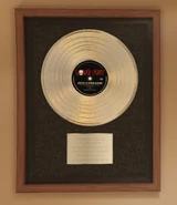 Disco de platino por Devil's Own Band.