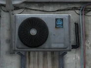 El aire acondicionado Shitzu de Lester Crest, fuera de su casa