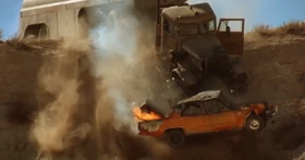 El Peterbilt 281 chocando al Plymouth Valiant rojo.