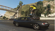 Una persona saltando un Stratum con su bicicleta en GTA V