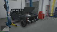 La Seminole Frontier del servicio del taller en el DLC GTA Online: Los Santos Tuners.