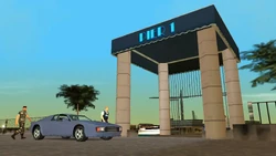 Martínez y el agente aparcan en el muelle.