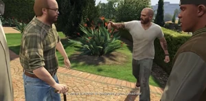 Trevor le grita a Lester.