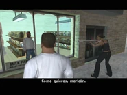 Catalina intentando amenazar sin éxito al empleado.