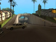 El puente de Los Flores, se puede ver algunos vehículos transitando.