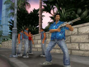 Tommy Vercetti con una S.P.A.S. 12.