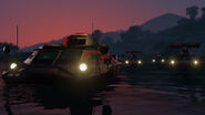 Imagen promocional de APC conduciendo en el agua en GTA Online.