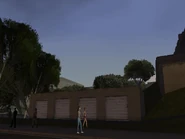 Los garajes (que están al frente de las casas).