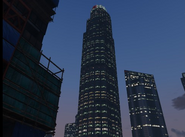 Maze Bank Tower por la noche.