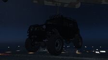 Cargobob levantando una Mesa 4x4 en GTA Online.