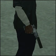 CJ con una pistola con silenciador.