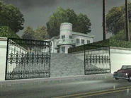 Una mansión, con rejas abiertas (aquí se encuentra una Mower)