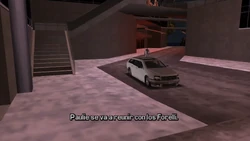 Paulie caminando hacia su coche.