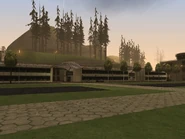 Vista del centro comercial, con grandes árboles atrás.